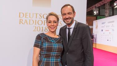 Die Radiokommentatoren Julia Zimmermann (N-JOY) und Stefan Meixner (ANTENNE BAYERN). © Deutscher Radiopreis / Benjamin Hüllenkremer Foto: Benjamin Hüllencremer
