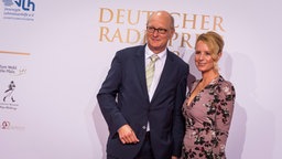 NDR Programmdirektor Hörfunk Joachim Knuth und Verlegerin Julia Becker beim Deutschen Radiopreis. © Deutscher Radiopreis / Benjamin Hüllenkremer Foto: Benjamin Hüllenkremer