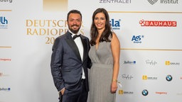 Moderatorin Pinar Atalay mit ihrem Ehemann auf dem roten Teppich beim Deutschen Radiopreis 2019. © Deutscher Radiopreis / Benjamin Hüllenkremer Foto: Benjamin Hüllenkremer