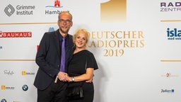 Radiomoderator John Ment auf dem Roten Teppich beim Deutschen Radiopreis 2019. © Deutscher Radiopreis / Benjamin Hüllenkremer Foto: Benjamin Hüllenkremer