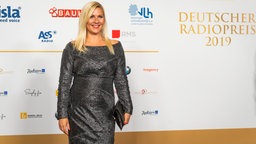 Moderatorin Aleksandra Bechtel auf dem Roten Teppich beim Deutschen Radiopreis 2019. © Deutscher Radiopreis / Benjamin Hüllenkremer Foto: Benjamin Hüllenkremer