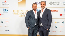 Die Radiomoderatoren Andreas Kuhlage und Jens Hardeland auf dem Roten Teppich beim Deutschen Radiopreis 2019. © Deutscher Radiopreis / Benjamin Hüllenkremer Foto: Benjamin Hüllenkremer