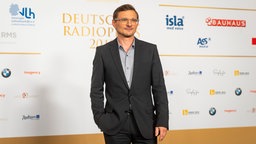 Schauspieler Florian Lukas auf dem Roten Teppich beim Deutschen Radiopreis 2019. © Deutscher Radiopreis / Benjamin Hüllenkremer Foto: Benjamin Hüllenkremer
