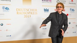 Mick Hucknall, Leadsänger der Band Simply Red, auf dem Roten Teppich beim Deutschen Radiopreis 2019. © Deutscher Radiopreis / Benjamin Hüllenkremer Foto: Benjamin Hüllenkremer