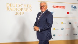 Bundespräsident Frank-Walter Steinmeier auf dem Roten Teppich beim Deutschen Radiopreis 2019. © Deutscher Radiopreis / Benjamin Hüllenkremer Foto: Benjamin Hüllenkremer