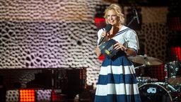 Barbara Schöneberger moderiert den Deutschen Radiopreis 2019 in der Hamburger Elbphilharmonie. © Deutscher Radiopreis / Benjamin Hüllenkremer Foto: Benjamin Hüllenkremer