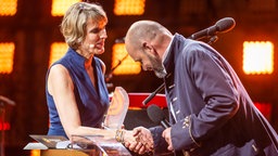 Marietta Slomka übergibt den Deutschen Radiopreis 2019 für die beste Reportage an Holger Senzel. Marietta Slomka übergibt den Deutschen Radiopreis 2019 für die beste Reportage an Holger Senzel. © Deutscher Radiopreis / Benjamin Hüllenkremer Foto: Benjamin Hüllenkremer