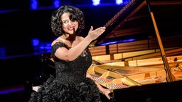 Pianistin Khatia Buniatishvili während der Verleihung des 10. Deutschen Radiopreises auf der Bühne © dpa-Bildfunk Foto: Axel Heimken, dpa