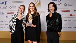 Gewinnerinnen in der Kategorie "Bestes Informationsformat": Gina Thoneick und Carolin Wöhlert von N-JOY mit Laudatorin Antonia Rados. © Deutscher Radiopreis / Morris Mac Matzen Foto: Morris Mac Matzen