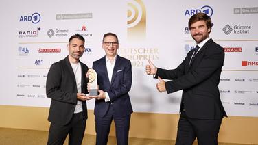 Gewinner in der Kategorie "Beste Sendung": Marcus Fahn und Tobias Prager von BAYERN 1 mit Laudator Boris Herrmann. © Deutscher Radiopreis / Morris Mac Matzen Foto: Morris Mac Matzen