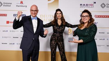 Gewinner in der Kategorie "Beste Morgensendung": Steffen Lukas und Claudia Switala von RADIO PSR mit Laudatorin Judtih Williams (m.) © Deutscher Radiopreis / Morris Mac Matzen Foto: Morris Mac Matzen