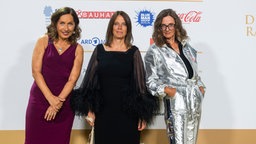 Regine Ahrem, Caroline Labusch und Marion Pfaus (RBB) vor der Logowand beim Deutschen Radiopreis © Deutscher Radiopreis / Benjamin Hüllenkremer Foto: Benjamin Hüllenkremer