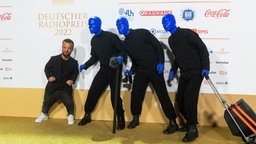 Laudator Mathias Mester mit Darstellern der Blue Man Group auf dem Roten Teppich. © Deutscher Radiopreis / Benjamin Hüllenkremer Foto: Benjamin Hüllenkremer
