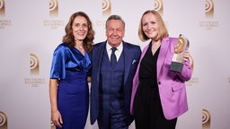 Gewinnerinnen in der Kategorie "Beste Reportage": Caroline Uhl und Linda Grotholt von SR3 Saarlandwelle mit Laudator Roland Kaiser. © Deutscher Radiopreis / Morris Mac Matzen Foto: Morris Mac Matzen