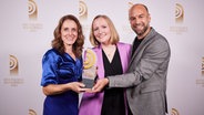 Caroline Uhl, Linda Grotholt und Niklas Resch von SR3 Saarlandwelle haben den Radiopreis in der Kategorie "Beste Reportage" gewonnen. © Deutscher Radiopreis / Morris Mac Matzen Foto: Morris Mac Matzen