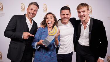 Gewinner in der Kategorie "Beste Morgensendung": Florian Ambrosius, Vanessa Civiello und Simón Albers von TOGGO Radio mit Laudator Albrecht Schuch © Deutscher Radiopreis / Morris Mac Matzen Foto: Morris Mac Matzen