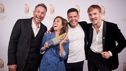 Gewinner in der Kategorie "Beste Morgensendung": Florian Ambrosius, Vanessa Civiello und Simón Albers von TOGGO Radio mit Laudator Albrecht Schuch © Deutscher Radiopreis / Morris Mac Matzen Foto: Morris Mac Matzen