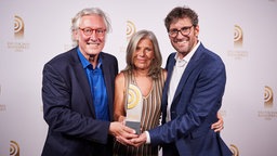 Gewinner in der Kategorie "Beste Sendung": Roland Spiegel, Beate Sampson und Ulrich Habersetzer von BR-KLASSIK. © Deutscher Radiopreis / Morris Mac Matzen Foto: Morris Mac Matzen