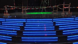 Eine blau beleuchtete Treppe führt auf die Bühne der Radiopreis-Gala, auf der ein grüner Stern leuchtet © Deutscher Radiopreis / Janine Kühl Foto: Janine Kühl
