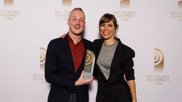 Hans Blomberg freut sich mit Laudatorin Anneke Kim Sarnau über den Radiopreis für die "Beste Sendung".  Foto: Morris Mac Matzen