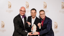 Laudator Sebastian Fitzek freut sich mit Steffen Lukas und Henry Nowak über den Preis  für die "Beste Comedy".  Foto: Morris Mac Matzen
