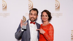 Dominik Schottner freut sich mit Laudatorin Natalia Wörner über den Radiopreis für die "Beste Reportage".  Foto: Morris Mac Matzen