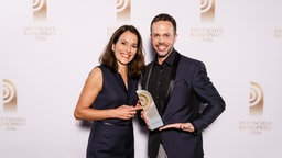 Jascha Habeck freut sich mit Laudatorin Anne Will über den Radiopreis für den "Besten Moderator".  Foto: Morris Mac Matzen