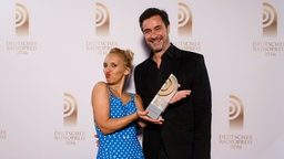 Carolin Kuhn freut sich mit Laudator Marco Schreyl über den Radiopreis als "Beste Newcomerin".  Foto: Morris Mac Matzen