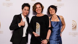 Laudatorin Dunja Hayali freut sich mit Steffi Neu und Vera Laudahn über den Radiopreis für das "Beste Interview".  Foto: Morris Mac Matzen