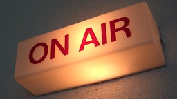 Beleuchtetes "On air"-Schild im Radiostudio © Hendrik Schwartz - Fotolia 