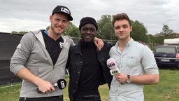 Kwabs (m.) im Interview mit Jan Reppahn von YOU FM (li.) und Nico Frühling von Hitradio FFH (re.). © YOU FM 