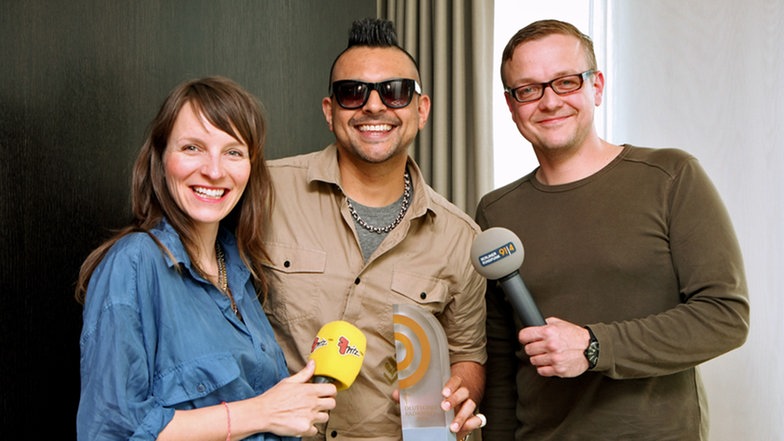 Der jamaikanische Dancehall-Künstler Sean Paul (Mitte) im Interview mit Magdalena Bienert (Fritz, rbb) und Xander Philipps (Berliner Rundfunk 91.4). Der jamaikanische Dancehall-Künstler Sean Paul (Mitte) im Interview mit Magdalena Bienert (Fritz, rbb) und Xander Philipps (Berliner Rundfunk 91.4). © Deutscher Radiopreis/Kay Christian Säger Foto: Kay Christian Säger