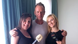 Sting mit Kristina Bischoff von NDR 2 (links) und Julia Wechler von 104.6 RTL Berlins Hit-Radio. © Deutscher Radiopreis