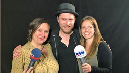 Johannes Oerding beim Interview für den Deutschen Radiopreis mit Kristina Bischoff von NDR 2 (li.) und Julia Meyer von Radio RSH (re.).  Foto: Kay Christian Säger