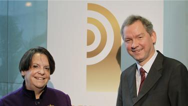 Prof. Dr. Karin von Welck und Lutz Marmor vor einem Banner des Deutschen Radiopreis 2010 © NDR Foto: Marcus Krüger