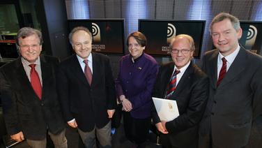 Gruppenfoto von Uwe Kammann, Peter Boudgoust, Prof. Dr. Karin von Welck, Lutz Kuckuck und Lutz Marmor auf dem Podium. Im Hintergrund mehrere Bildschirme mit dem Logo des Deutschen Radiopreis 2010. © NDR Foto: Marcus Krüger