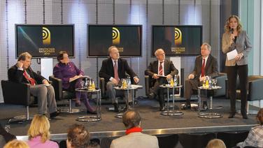 Uwe Kammann, Prof. Dr. Karin von Welck, Peter Boudgoust, Lutz Kuckuck und Lutz Marmor in Sesseln auf dem Podium sitzend. Bettina Tietjen steht vorne am Rand des Podiums und moderiert in Richtung Publikum. Im Vordergrund sieht man neben dem Publikum Fotografen und Kameraleute. Im Hintergrund mehrere Bildschirme mit dem Logo des Deutschen Radiopreis 2010. © NDR Foto: Marcus Krüger