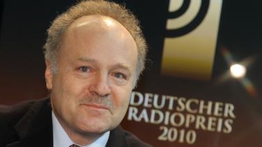 Peter Boudgoust sitzend vor einem großen Bildschirm mit dem Logo des Deutschen Radiopreis 2010. © NDR Foto: Marcus Krüger