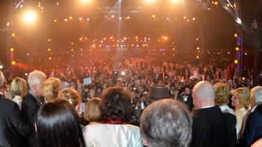 Das Publikum steht im Saal des Schuppen 52. © Sebastian Gerhard 