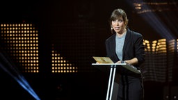 Laudatorin Anneke Kim Sarnau vergibt den Preis für die "Beste Sendung" Foto: Benjamin Hüllenkremer