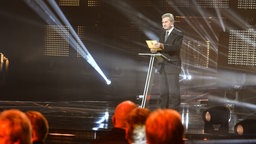 Laudator Günther Oettinger vergibt den Preis für das "Beste Nachrichten- und Informationsformat". Foto: Benjamin Hüllenkremer