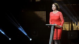 Laudatorin Natalia Wörner vergibt den Preis für die "Beste Reportage" Foto: Benjamin Hüllenkremer