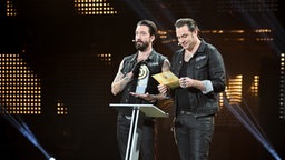 The BossHoss vergeben den Preis für die "Beste Moderatorin". Foto: Benjamin Hüllenkremer