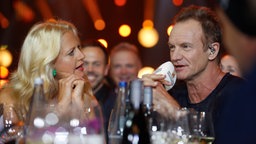 Barbara Schöneberger interviewt Sting beim Radiopreis.  Foto: Philipp Szyza