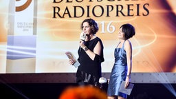 Steffi Neu und Vera Laudahn freuen sich über den Preis für das "Beste Interview"  Foto: Benjamin Hüllenkremer