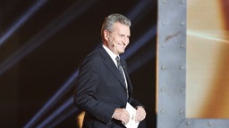 Laudator Günther Oettinger vergibt den Preis für das "Beste Nachrichten- und Informationsformat".  Foto: Benjamin Hüllenkremer