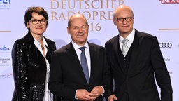 Frauke Gerlach vom Grimme-Institut , Hamburgs Erster Bürgermeister Olaf Scholz und NDR Hörfunkdirektor Joachim Knuth beim Radiopreis. Foto: Benjamin Hüllenkremer