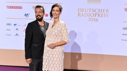Moderatorin Pinar Atalay mit ihrem Mann beim Radiopreis. Foto: Benjamin Hüllenkremer