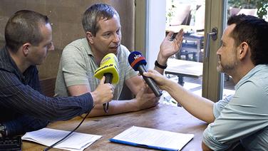 Comedian Thomas Hermanns im Interview mit Marc Anton Schmitt (105,5 Spreeradio) und Thomas Mohr (NDR 2). © NDR Foto: Jack Ackenhausen