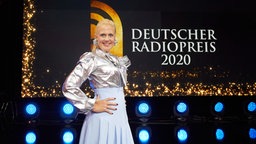 Barbara Schöneberger hat durch den 11. Radiopreis geführt - und war sehr spacig angezogen. Mit ihren Alu-Ohrringen hat sie nach eigenen Angaben 5G-Empfang. © Deutscher Radiopreis / Morris Mac Matzen Foto: Morris Mac Matzen